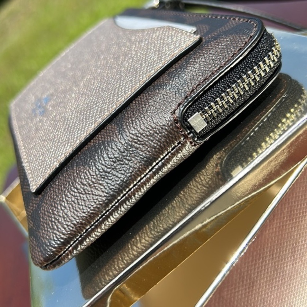 NWT Authentic Coach zip wristlet with Coach gift box - Picture 10 of 11